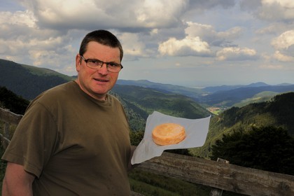 France, Haut-Rhin (68), la route des Crêtes vers Metzeral, ferme marcaire de Steinwasen, Jean-Claude Matter présent son munster fermier