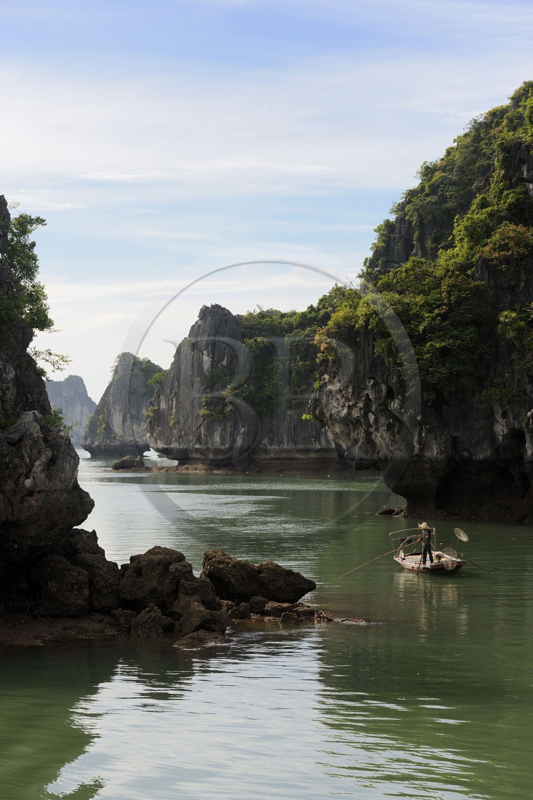 Vietnam, province de Quang Ninh, la Baie d'Halong classée Patrimoine Mondial de l'UNESCO, bateau de pêche entre les iles karstiques