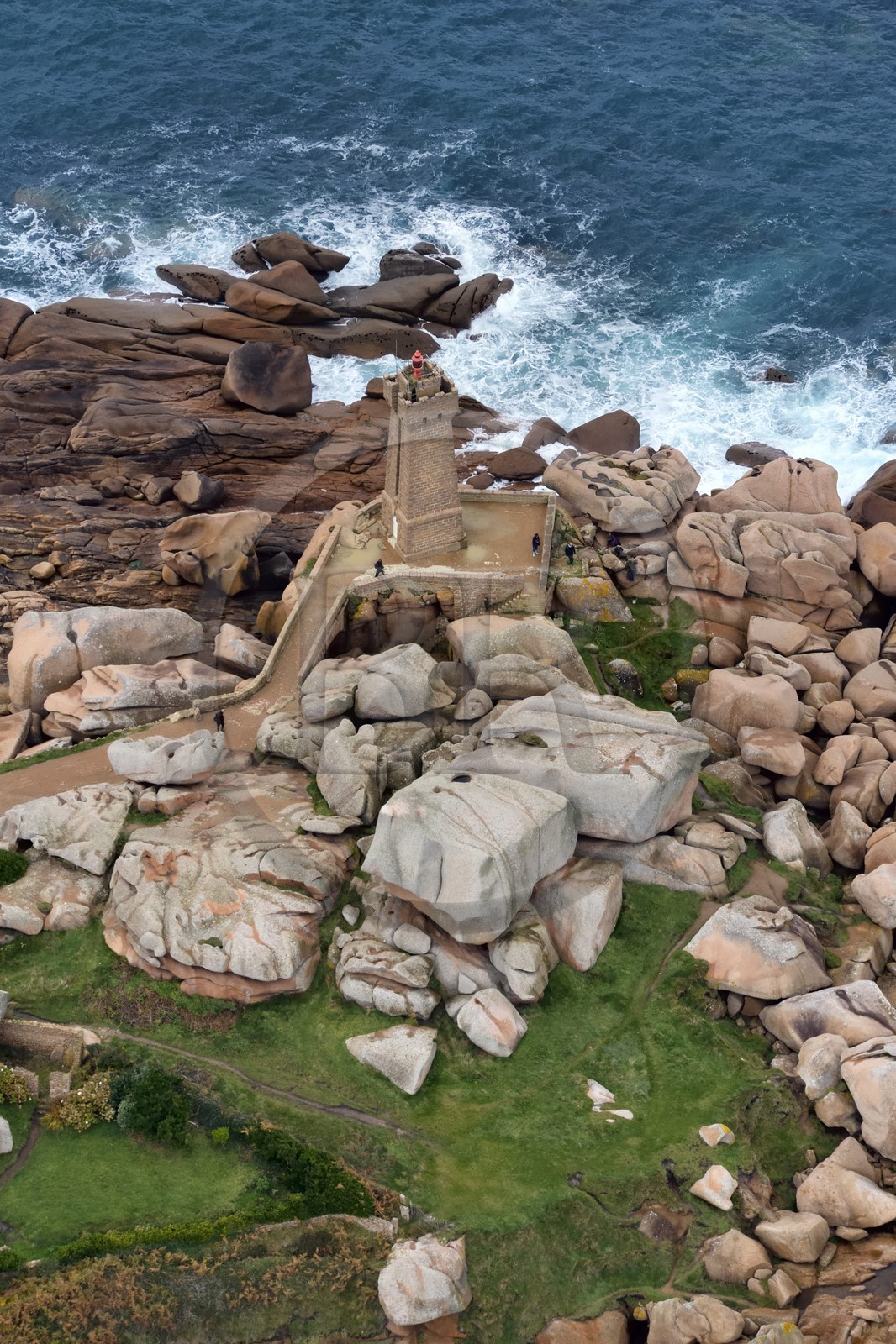 France, Côtes-d'Armor (22), Côte de Granit Rose, Perros-Guirec, Ploumanac'h, la pointe de Squewel et le phare de Mean Ruz (vue aérienne)