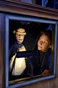 France, Rhône (69), Lyon, Guignol de Lyon, théâtre des marionnettes, marionnettiste du Collectif ZonZons manipulant la marionnette Cannezou dans le castelet