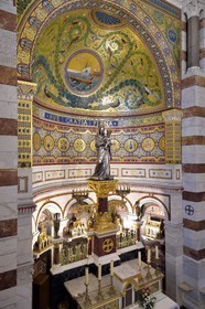 France, Bouches-du-Rhône (13), Marseille, basilique Notre-Dame de la Garde, le choeur de l'église supérieure, la Vierge à l'enfant en argent de Chanuel au dessus du maître autel