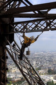 France, Paris (75), peintre de la Tour Eiffel