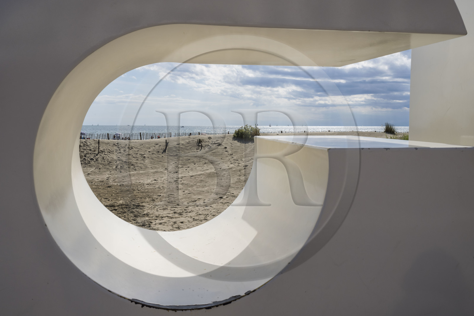 France, Hérault (34), La Grande-Motte, labellisé patrimoine du XXème siècle, quartier du Couchant à l'ouest du port, la plage du Couchant vu à travers la sculpture LGM
