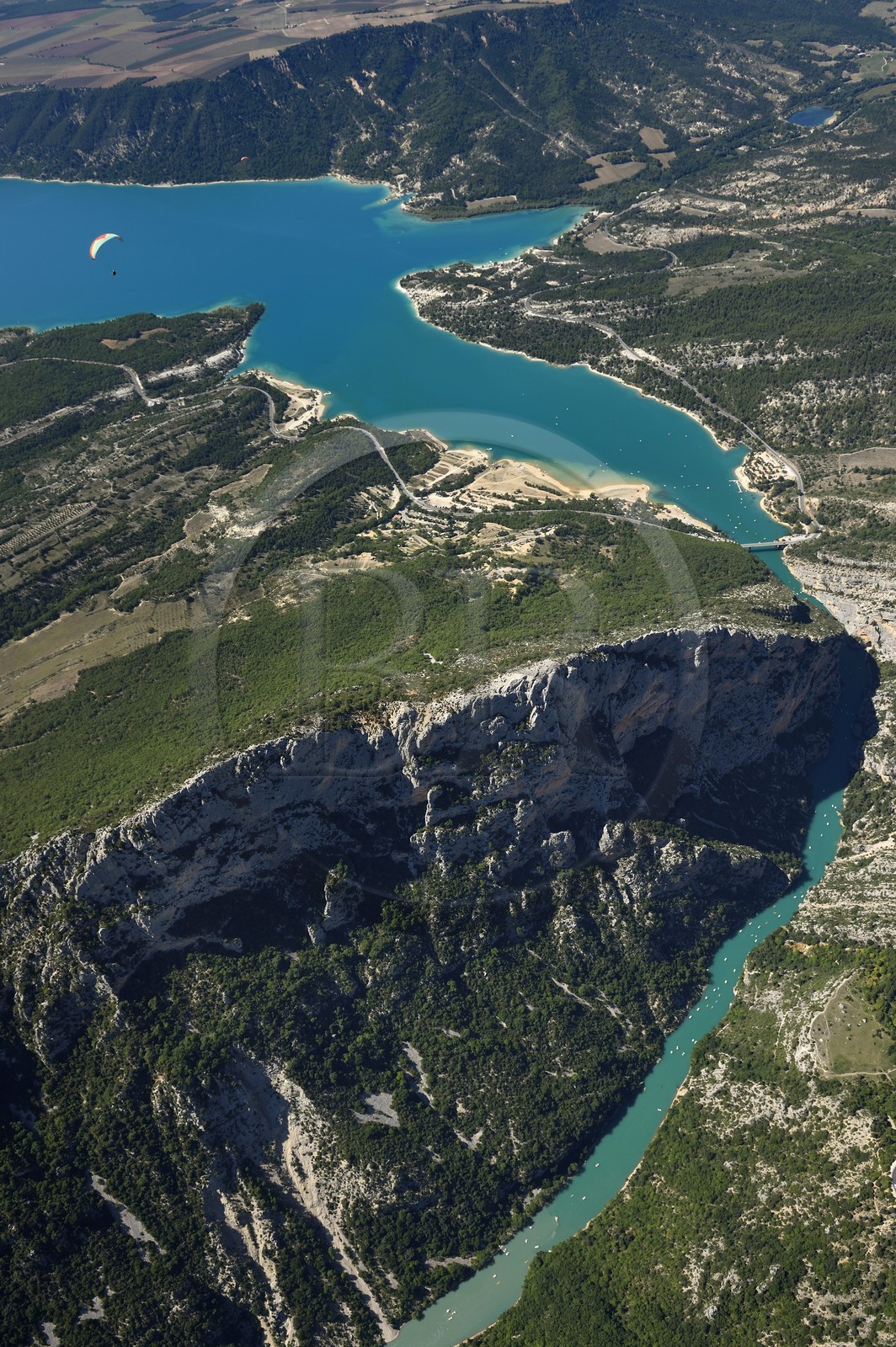 Var (83) rive gauche et Alpes-de-Haute-Provence (04) rive droite, Parc Naturel Régional du Verdon, les Gorges du Verdon qui débouchent sur le lac de Sainte Croix (vue aérienne)