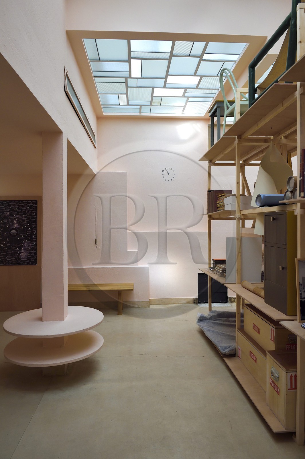 France, Var (83), Hyères, la villa Noailles concue par l'architecte Robert Mallet Stevens, salon rose avec verrière par Louis barillet