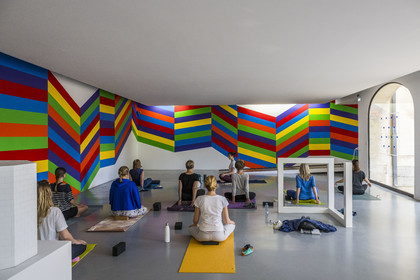 France, Vaucluse (84), Avignon, Collection Lambert, Musée d'Art Contemporain, l'oeuvre Incomplete Open Cube 5 11 (1973) laque sur aluminium de l'artiste Sol LeWitt, cours de yoga dans le musée