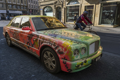 Suisse, Bâle, la Bentley tagué street-art l'hotel de luxe Les Trois Rois, elle a été recouverte de graffitis par les élèves du FG Basel sous la houlette de l’artiste suisse Thierry Furger