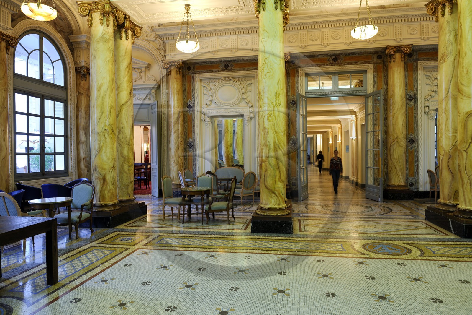 France, Vosges (88), Station thermale de Vittel, le hall du Grand Hôtel propriété du Club Mediterranée
