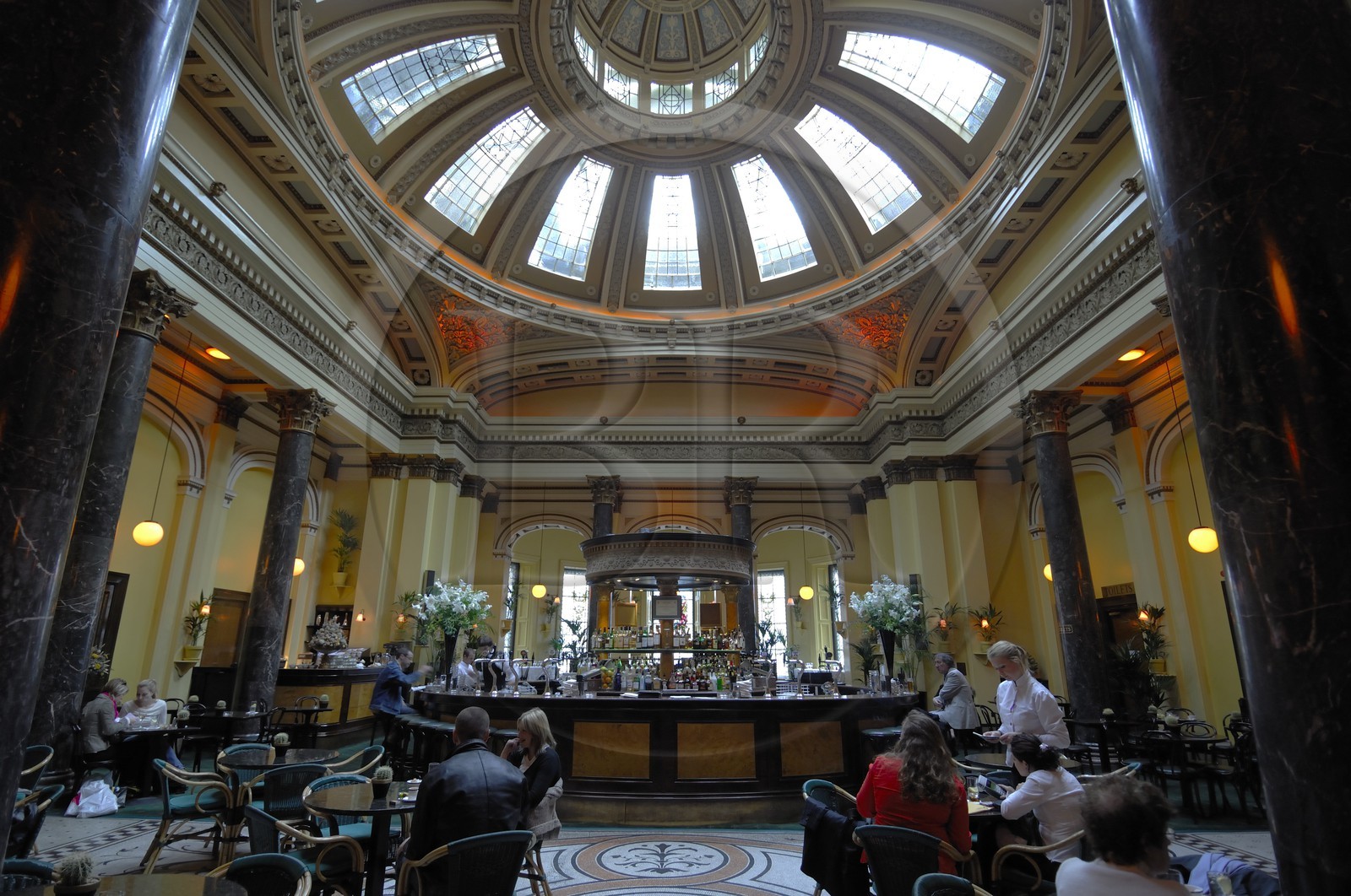 Royaume-Uni, Ecosse, Edimbourg, café-restaurant le Dome dans les locaux d'une ancienne banque de New Town georgien