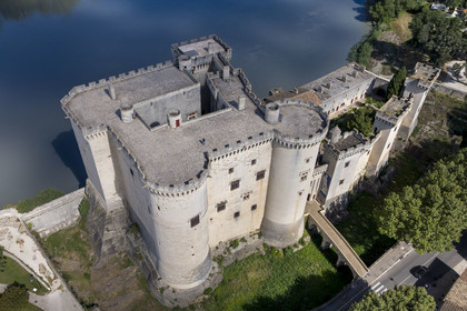 France, Bouches-du-Rhône (13), Tarascon, le chateau du roi René datant du XVe siècle en bordure du Rhone (vue aérienne)
