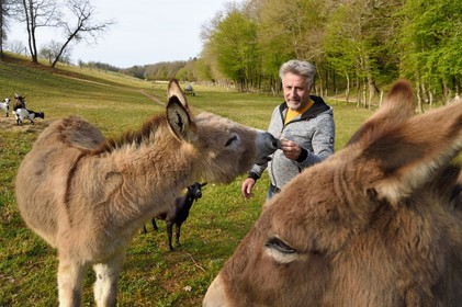 France, Charente (16), Chazelles, William Sabourin qui a créé le camping du Buron avec ses deux anes