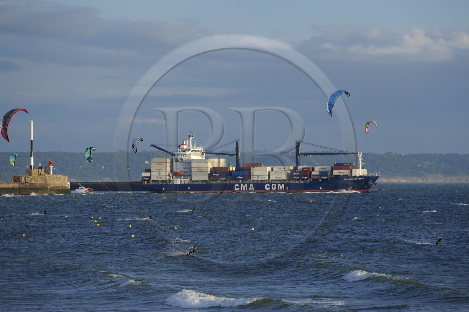 France, Seine-Maritime (76), Le Havre, kitesurfing sur la grande plage devant l'entrée du port et non loin du passage des grands porte-containers