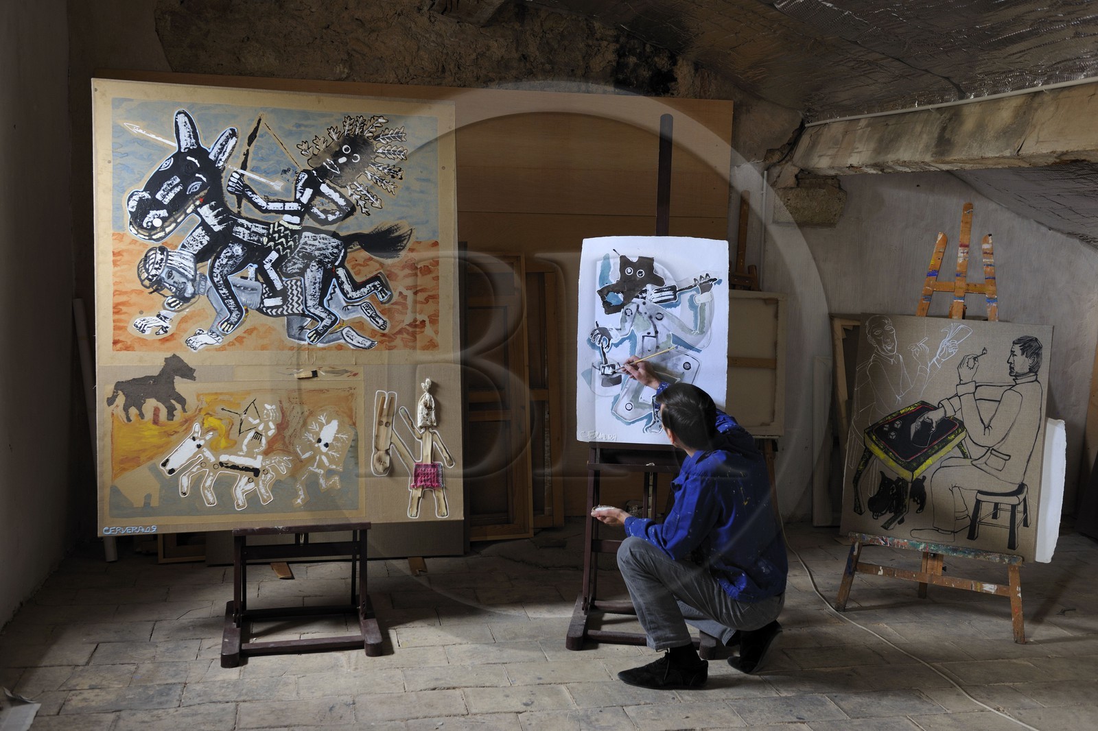 France, Hérault (34), région de Sète,  l' artiste peintre André Cervera dans son atelier de Poussan