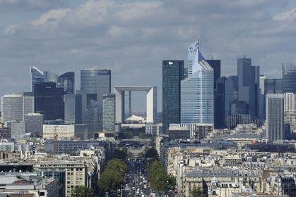 France, Paris (75), l'axe royal de la Concorde à La Défense, avenue de la Grande Armée, vu du haut de l'Arc de Triomphe, le quartier d'affaires de la Défense et la Grande Arche de l'architecte Otto von Spreckelsen