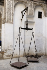 Maroc, Moyen Atlas, Fès, ville impériale, médina classée Patrimoine Mondial de l'UNESCO, Fès el Bali, balancier pour la pesée du sel dans le caravansérail ou funduq Sagha