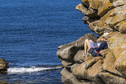 France, Finistère, Abers Country (Pays des Abers), Ile Vierge (Virgin Island) in the Lilia archipelago, reading session in the rocks