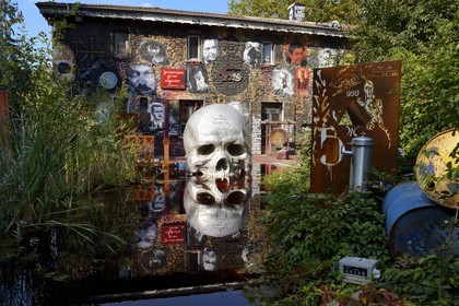 France, Rhône (69), Saint-Romain-au-Mont-d'Or, la Demeure du Chaos, l'œuvre d'art est basé sur la transformation sans fin de la maison du XVIIème siècle de l'artiste plasticien Thierry Ehrmann en une réplique de zone de guerre à l'image du monde présent