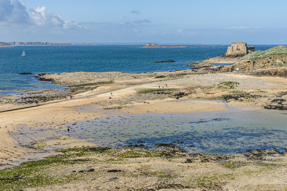 France, Ille-et-Vilaine (35), Côte d'Emeraude, Saint-Malo, Fort conçu par Vauban de l'île rocheuse Petit-Bé en arrière de Grand-Bé, à marée basse