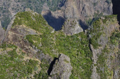 Portugal, Ile de Madère, randonneurs sur le sentier du Vereda do Areeiro entre les monts Pico Ruivo (1862m) et Pico Arieiro (1817m), vue depuis le belvédère de Ninho da Manta (nid de buse) sur la chaine de montagnes centrale