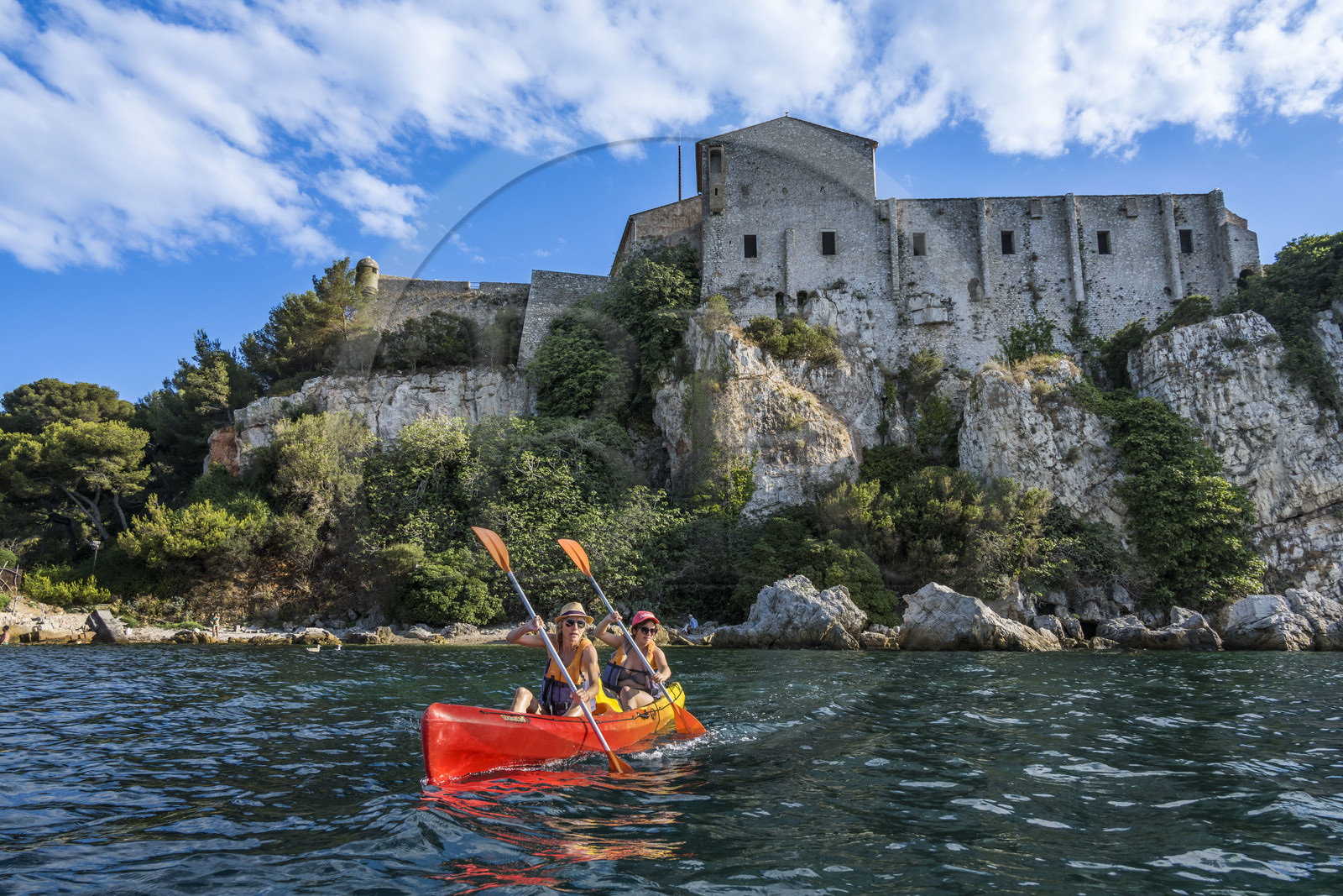 France, Alpes-Maritimes (06), Cannes, randonnée en kayak aux Iles de Lérins, en longeant la cote nord de l'Ile Sainte-Marguerite devant le Fort Royal fortifié par Vauban
