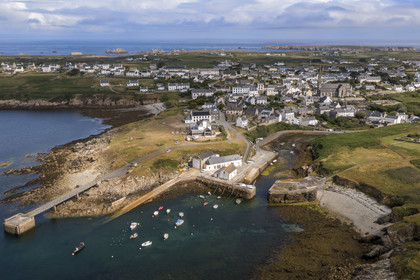 France, Finistère (29), Mer d'Iroise, Ile d'Ouessant, le petit port de Lampaul et le bourg en arrière plan (vue aérienne)