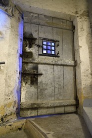 France, Allier (03), ancienne province du Bourbonnais, Moulins, Tour de la Mal-Coiffée de l'ancien Chateau des Ducs de Bourbon qui fut transformée en prison jusqu'en 1984, porte de cachot dans les étages de la tour