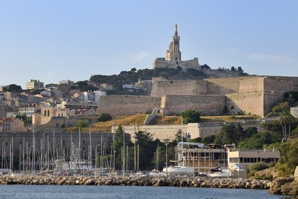 France, Bouches-du-Rhône (13), Marseille, l'entrée du Vieux Port, le Fort Saint Nicolas et la basilique Notre Dame de La Garde en arrière plan