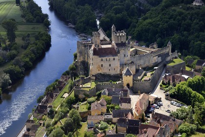 France, Dordogne (24), Périgord Noir, vallée de la Dordogne, Beynac-et-Cazenac, labellisé Les Plus Beaux Villages de France, château sur un éperon rocheux au dessus de la rivière Dordogne (vue aérienne)