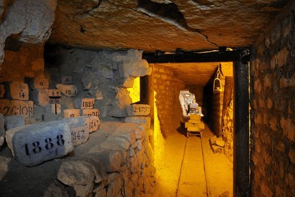 France, Paris (75), la carrière des Capucins sous l'hopital Cochin, reconstitution d'un chantier de consolidation en 1927