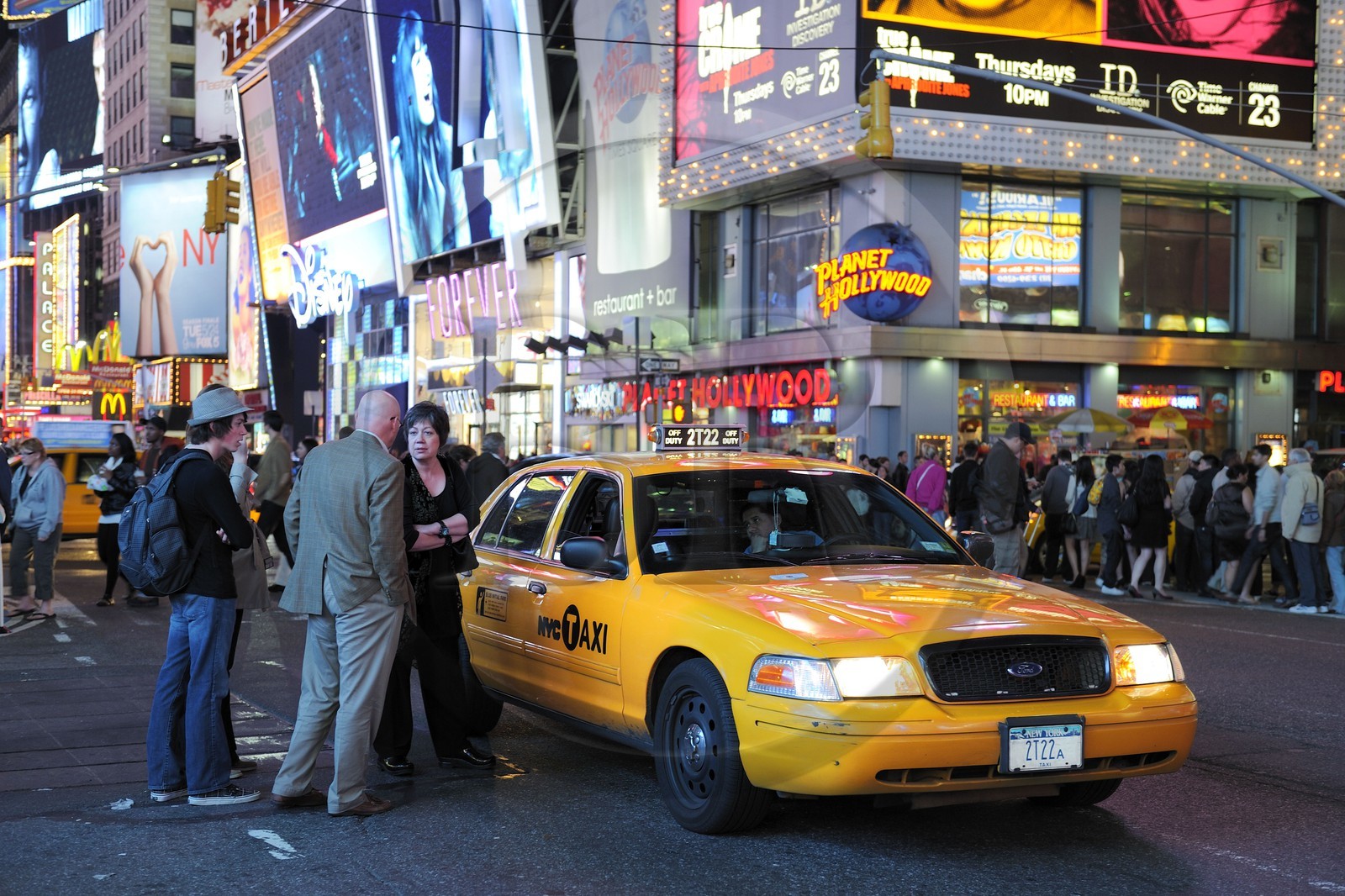 Etats-Unis, New York, Manhattan, Theater district sur Broadway, taxi jaune à Times Square