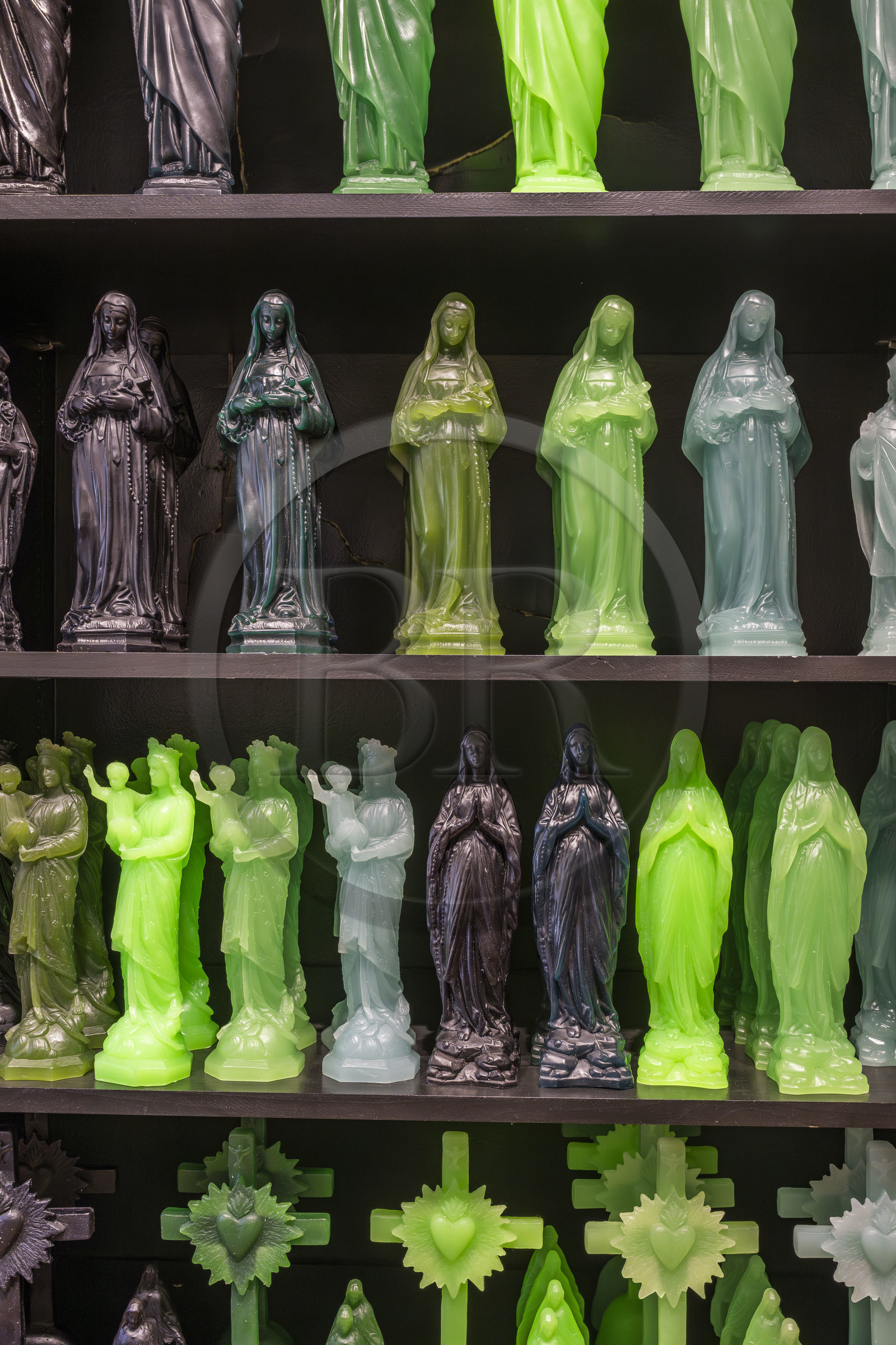 France, Bouches-du-Rhône (13), Tarascon, boutique Souleiado, bougies reprenant des icones provençales comme la Vierge ou l’arlésienne dans des couleurs flashy fabriquées par la Ciergerie des Prémontrés