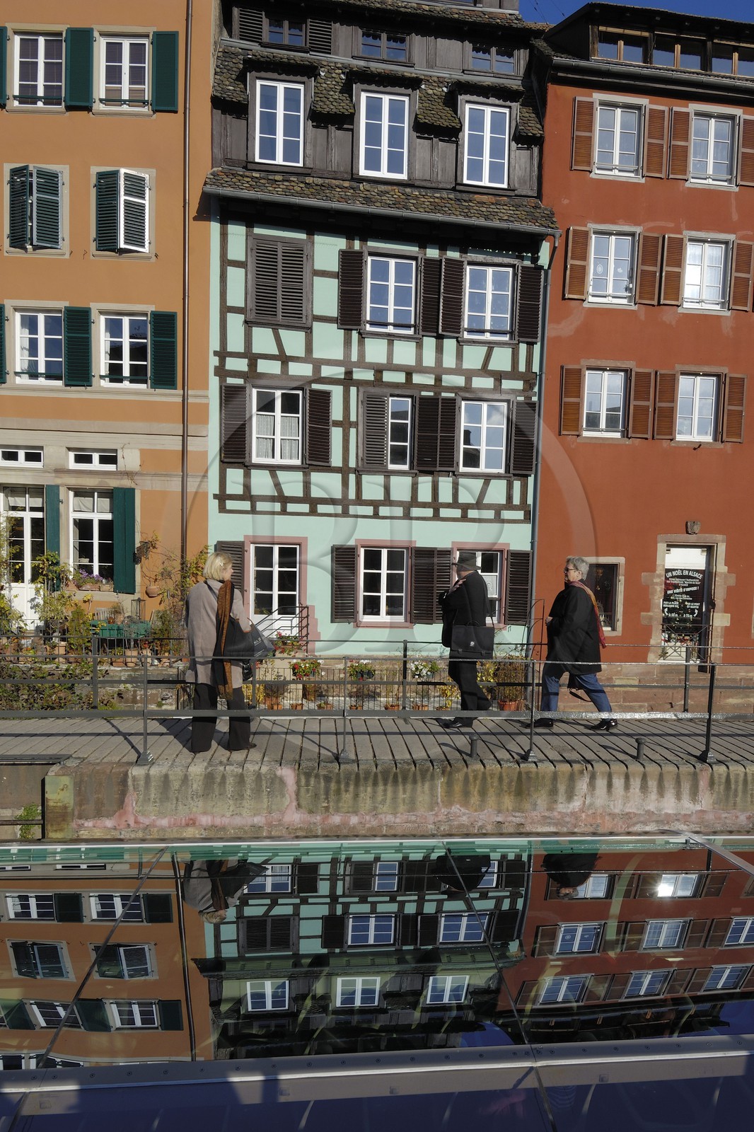 France, Bas Rhin (67), Strasbourg, quartier de la Petite France, passage du bateau-mouche à l'écluse et maisons à colombage