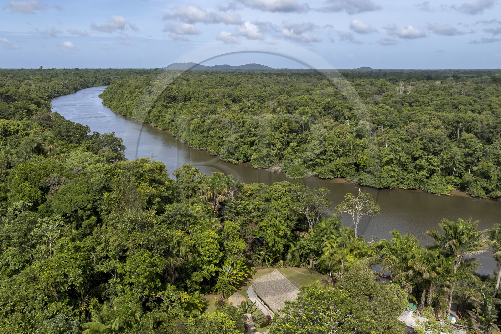 France, Guyane, le carbet du Camp Maripas en bordure du fleuve Kourou (vue aérienne)