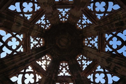France, Bas-Rhin (67), Strasbourg, vieille ville classée au Patrimoine Mondial de l'UNESCO, la cathédrale Notre-Dame, vue de l'intérieur de la flèche depuis le haut de la tour octogonale (niveau 100m), elle est équipée de huit escaliers extérieurs cachés dans cette dentelle de pierre au dessin complexe de pyramide à huit pans