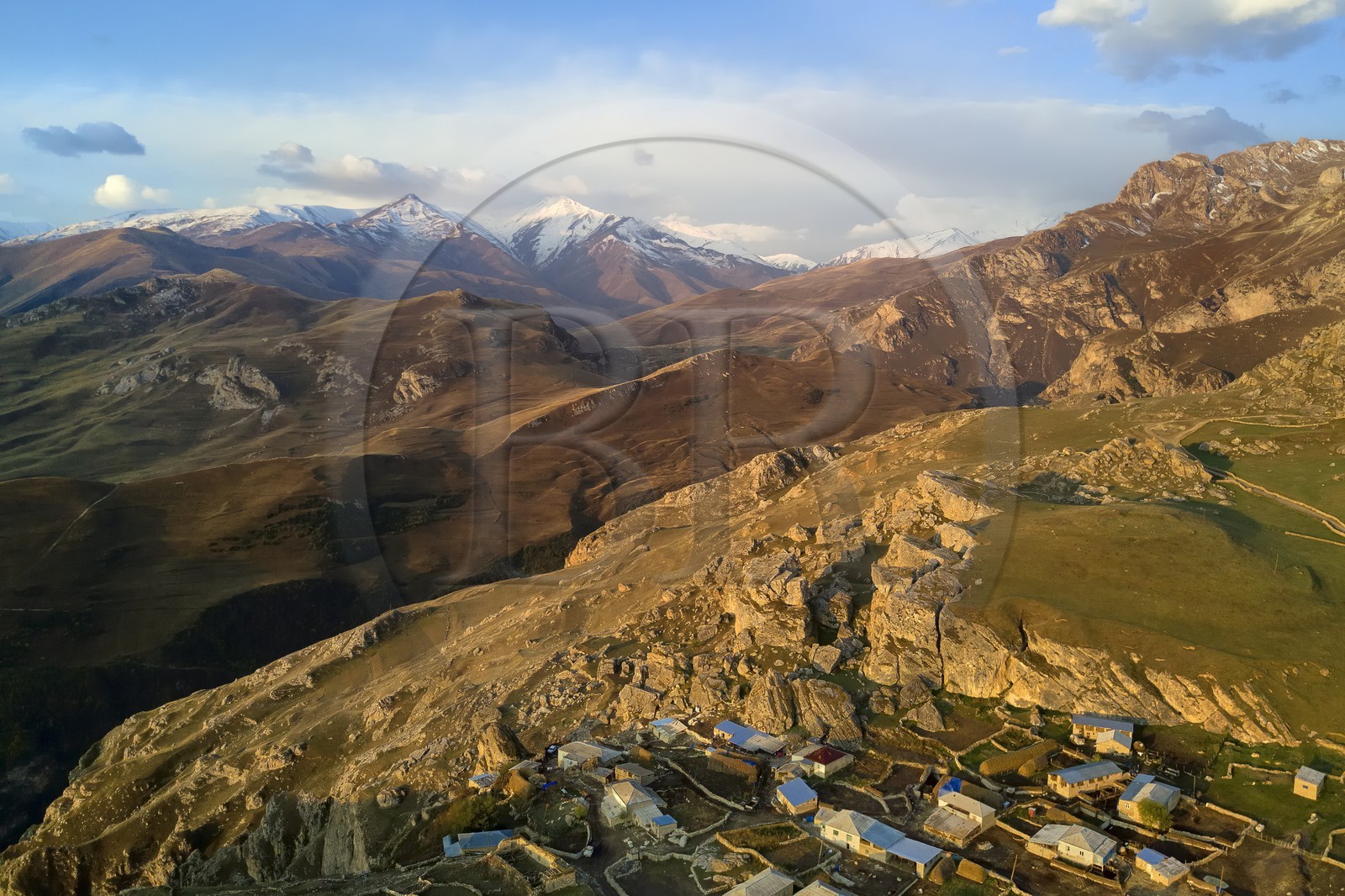 Azerbaïdjan, région de Quba (Guba), chaine de montagne du Grand Caucase, village de Giriz à l'aube (vue aérienne)