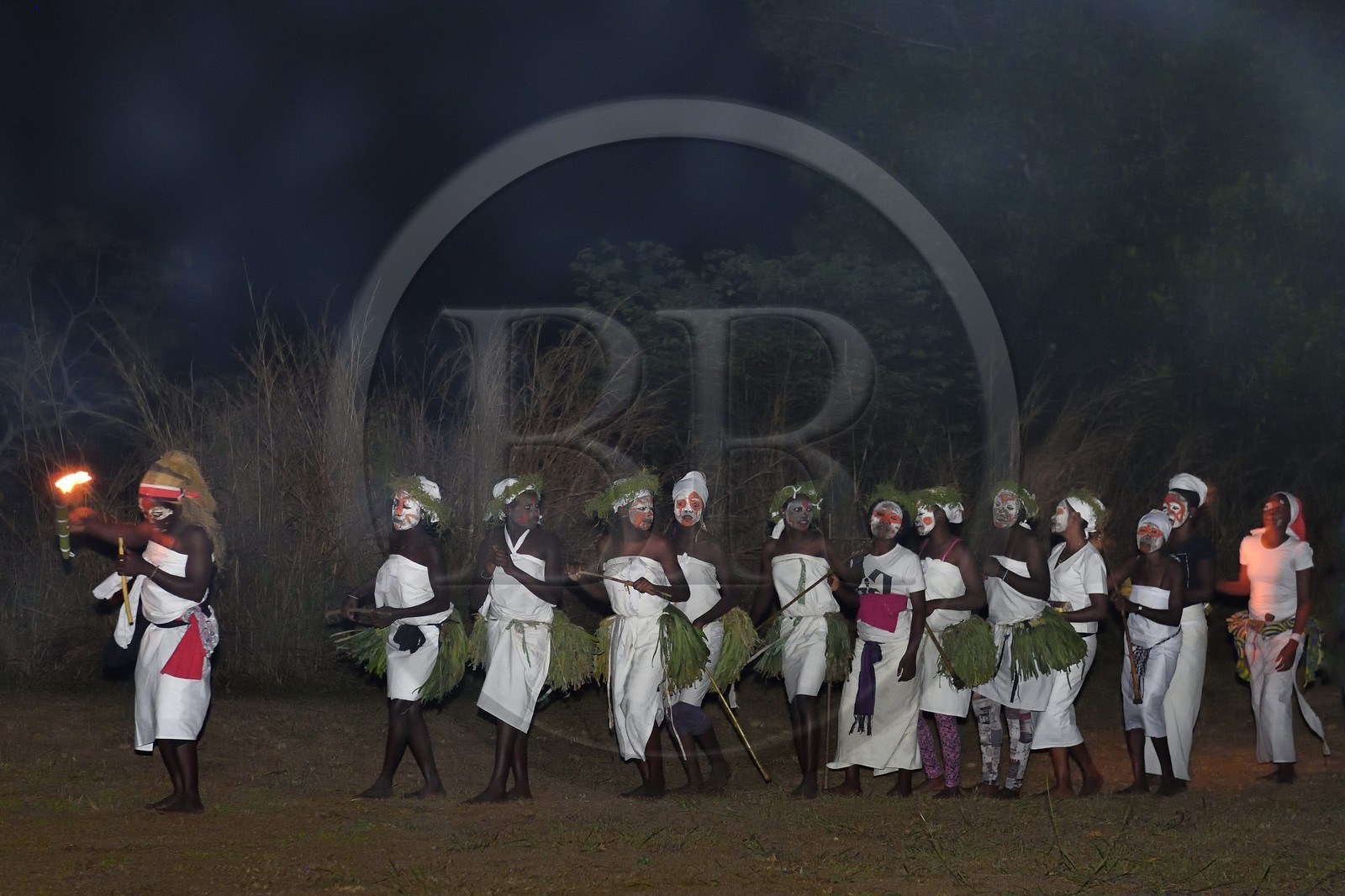 Gabon, province de Ogooué- Maritime, Omboué, région du Loango, danses traditionnelles Nkomi (Myènè) Gabon, province de Ogooué- Maritime, Omboué, région du Loango, danses traditionnelles Nkomi (Myènè)