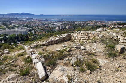 France, Bouches-du-Rhône (13), Marseille, les quartiers Nord, site archéologique celto-ligure de l'oppidum de Verduron fondé à la fin du IIIe siècle av. J.-C au premier plan, la Cité Castellane et le Grand Port Maritime en arrière plan