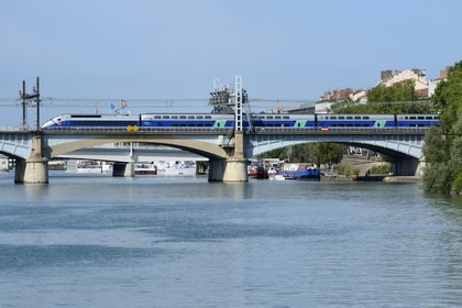 France, Rhône (69), Lyon, TGV traversant le Rhône aux abords de la Gare de Perrache