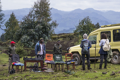 Rwanda, Province du Nord, District de Musanze (Ruhengeri), vente d'objets touristiques et autres souvenirs sur les pentes du mont Karisimbi dans les montagnes des Virunga à la sortie du Parc national des Volcans où vivent les gorilles