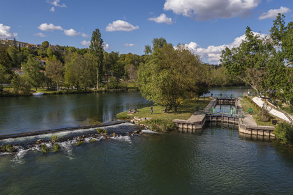 France, Charente (16), Saint-Simeux, l'écluse sur La Charente bordée par le chemin de halage devenu aujourd'hui la véloroute la Flow Vélo (vue aérienne)