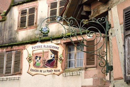 France, Haut-Rhin (68), Kaysersberg, enseigne traditionnelle de magasin