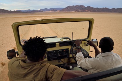 Namibie, région de Hardap, désert du Namib à l'Est du parc national Namib Naukluft vers Sossusvlei, chaine de montagnes de Zaris