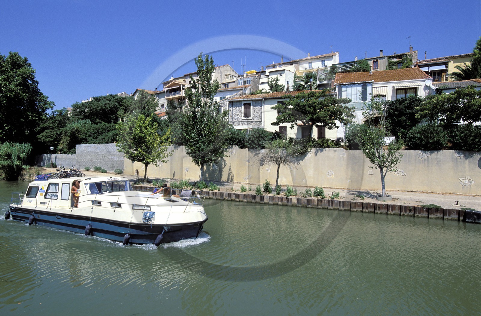 France, Aude (11), village de Paraza vers Lézignan-Corbières, péniche sur Canal du Midi
