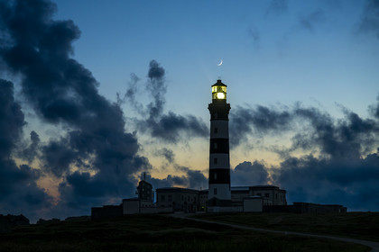 France, Finistère (29), Mer d'Iroise, Ile d'Ouessant, le phare du Créac’h éclairant la nuit