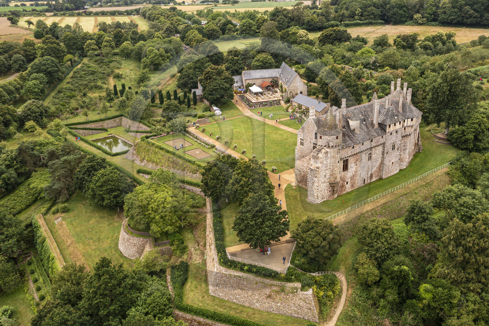 France, Côtes d'Armor (22), Ploezal, chateau de La Roche-Jagu et ses jardins (vue aérienne)