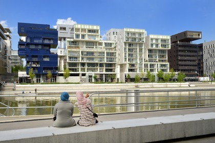 France, Rhone, Lyon, La Confluence new district in the South of the Presqu'ile (Peninsula), residential buildings quai Arles Dufour in front of the place nautique