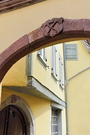France, Haut-Rhin (68), Route des vins d'Alsace, Ribeauvillé, emblème des tonneliers gravé sur le fronton d'une cour