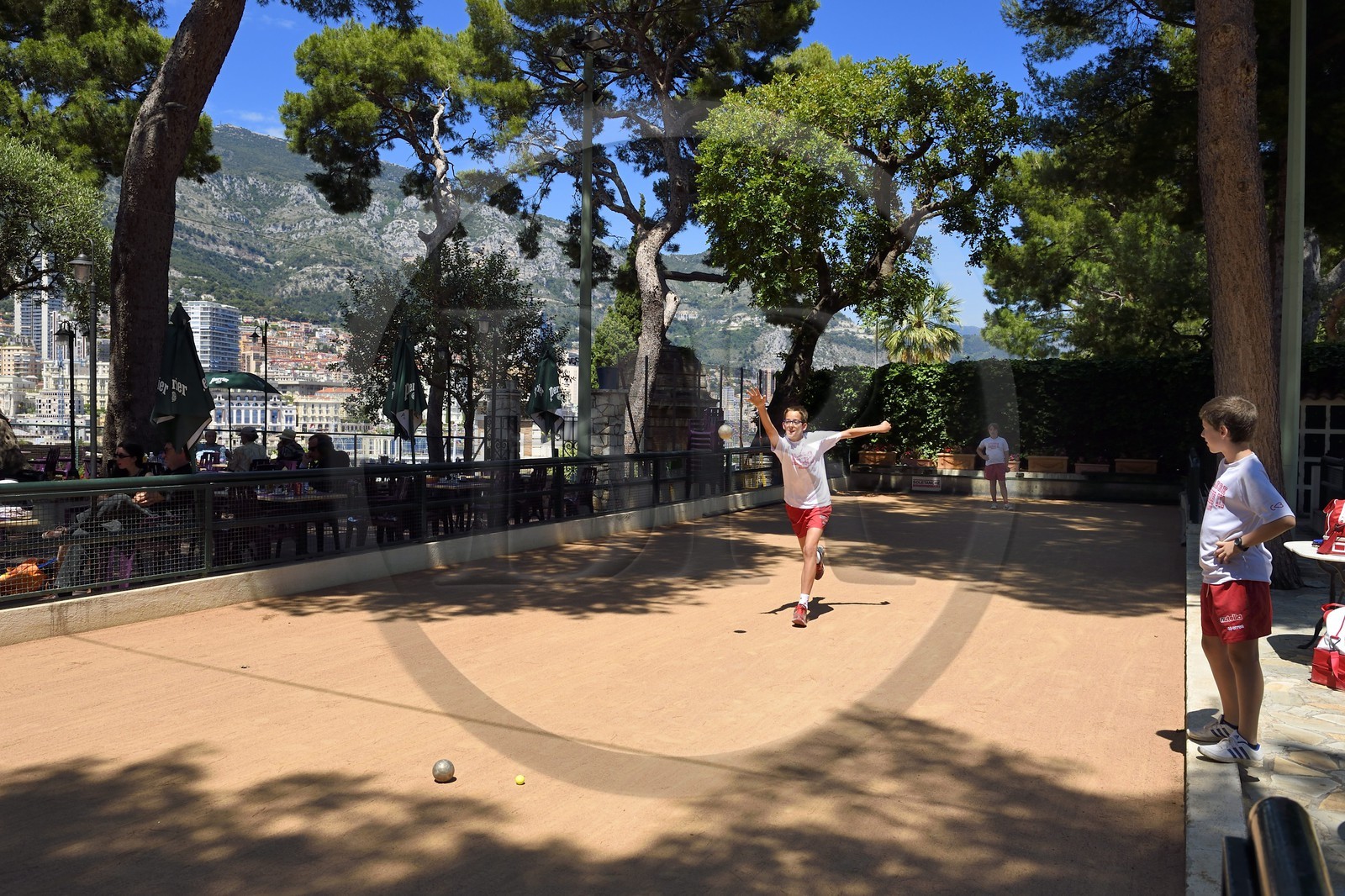 Principauté de Monaco, Monaco, le Rocher, Club Bouliste du Rocher où l'on joue à la longue (boule lyonnaise) Principauté de Monaco, Monaco, le Rocher, Club Bouliste du Rocher où l'on joue à la longue (boule lyonnaise)