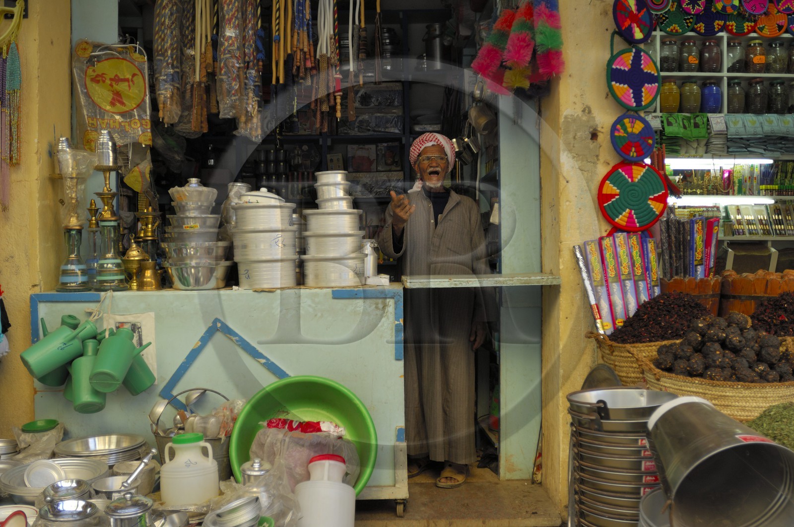 Egypte, Haute Egypte, Nubie, vallée du Nil, Assouan, le souk, quincaillerie