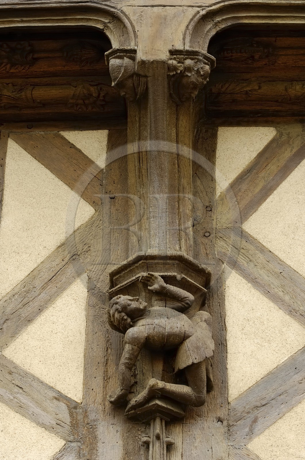 France, Loir et Cher (41), Blois, maison des acrobates du 15è siècle, détail des pans de bois sculptés